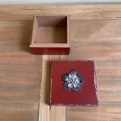 LOT 259 Y: Red Floral Jewlery / Trinket Boxes