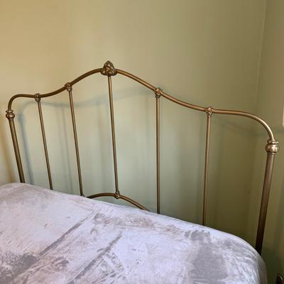 LOT 320 X: Faux Brass Metal Headboard & Pennsylvania House Side Table w/ Glass Lamp