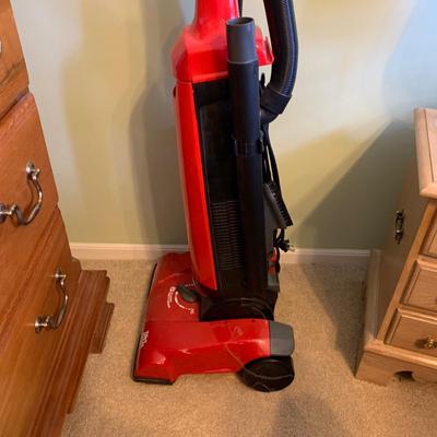 LOT 321 Z: Dirt Devil Featherlite Vacuum Cleaner Model #UD30010