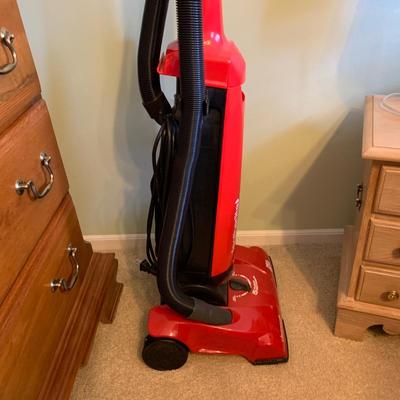 LOT 321 Z: Dirt Devil Featherlite Vacuum Cleaner Model #UD30010
