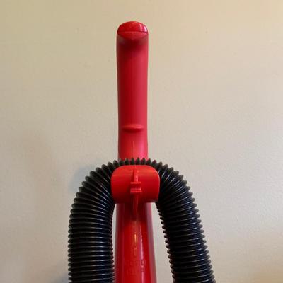 LOT 321 Z: Dirt Devil Featherlite Vacuum Cleaner Model #UD30010