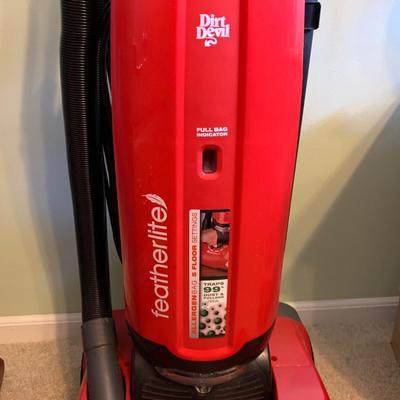 LOT 321 Z: Dirt Devil Featherlite Vacuum Cleaner Model #UD30010