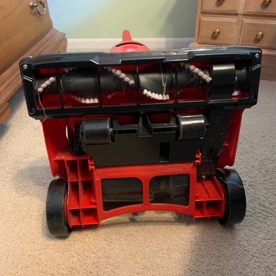 LOT 321 Z: Dirt Devil Featherlite Vacuum Cleaner Model #UD30010