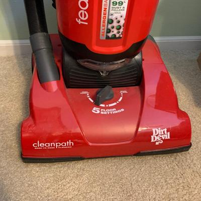 LOT 321 Z: Dirt Devil Featherlite Vacuum Cleaner Model #UD30010