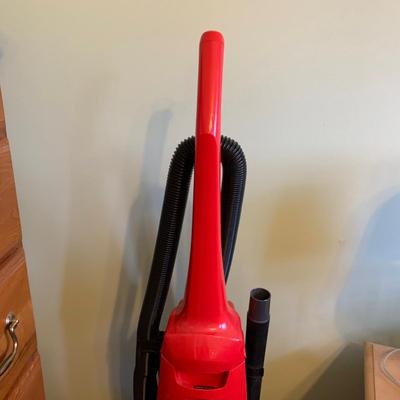 LOT 321 Z: Dirt Devil Featherlite Vacuum Cleaner Model #UD30010