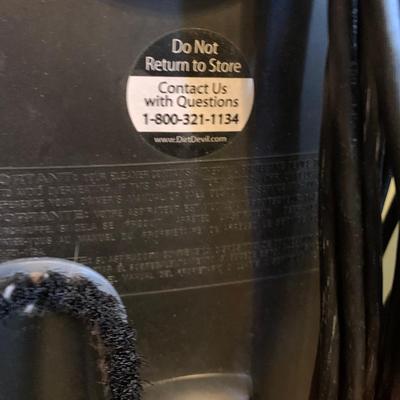 LOT 321 Z: Dirt Devil Featherlite Vacuum Cleaner Model #UD30010