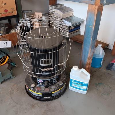 LIKE NEW DYNA-GLO KEROSENE HEATER