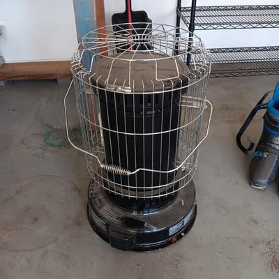 LIKE NEW DYNA-GLO KEROSENE HEATER