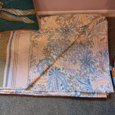 FULL/QUEEN REVERSIBLE BEDSPREAD, SHEET SET AND THROW PILLOWS