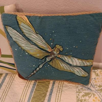 FULL/QUEEN REVERSIBLE BEDSPREAD, SHEET SET AND THROW PILLOWS