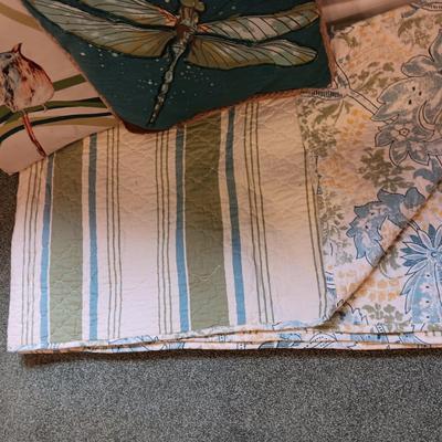 FULL/QUEEN REVERSIBLE BEDSPREAD, SHEET SET AND THROW PILLOWS
