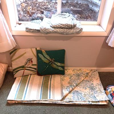 FULL/QUEEN REVERSIBLE BEDSPREAD, SHEET SET AND THROW PILLOWS