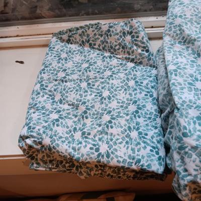 FULL/QUEEN REVERSIBLE BEDSPREAD, SHEET SET AND THROW PILLOWS