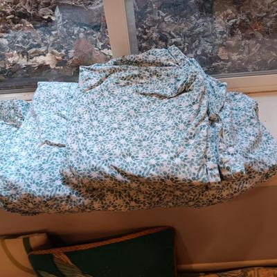 FULL/QUEEN REVERSIBLE BEDSPREAD, SHEET SET AND THROW PILLOWS