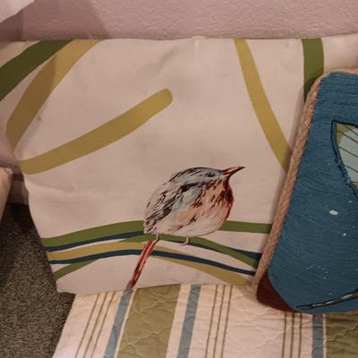 FULL/QUEEN REVERSIBLE BEDSPREAD, SHEET SET AND THROW PILLOWS