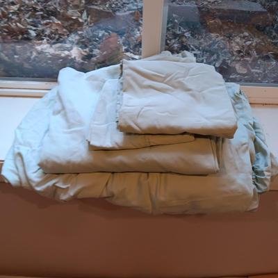 FULL/QUEEN COMFORTER, PILLOW SHAMS BEDSKIRT AND SHEET SET