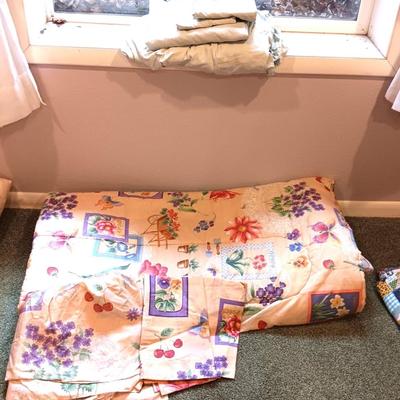 FULL/QUEEN COMFORTER, PILLOW SHAMS BEDSKIRT AND SHEET SET