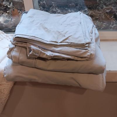 FULL/QUEEN COMFORTER, BEDSHIRT, PILLOW CASES AND SHEET SET
