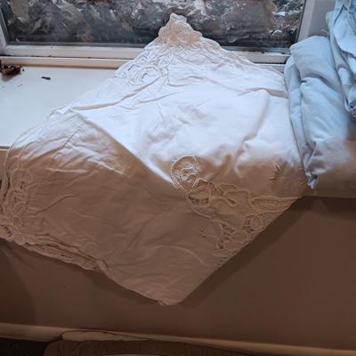 FULL/QUEEN COMFORTER, BEDSHIRT, PILLOW CASES AND SHEET SET
