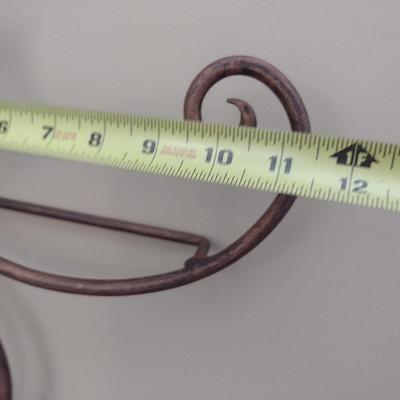 Metal Scroll Design Hanging Plate Rack