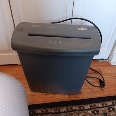 FELLOWES PAPER SHREDDER AND NEW ROLL OF BUBBLE WRAP