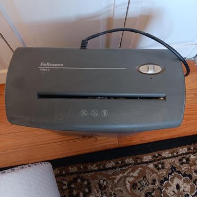 FELLOWES PAPER SHREDDER AND NEW ROLL OF BUBBLE WRAP