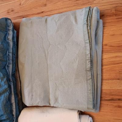 FULL/QUEEN COMFORTER, BEDSKIRT, PILLOW SHAMS AND 2 BLANKETS