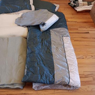 FULL/QUEEN COMFORTER, BEDSKIRT, PILLOW SHAMS AND 2 BLANKETS