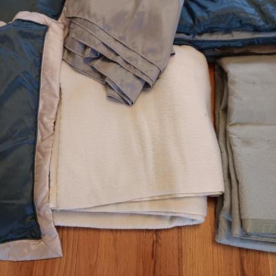 FULL/QUEEN COMFORTER, BEDSKIRT, PILLOW SHAMS AND 2 BLANKETS