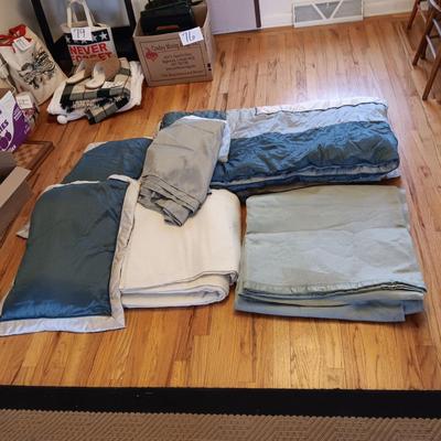 FULL/QUEEN COMFORTER, BEDSKIRT, PILLOW SHAMS AND 2 BLANKETS