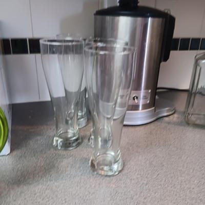 WARING PRO JUICE EXTRACTOR, 4 RALL BEER GLASSES AND A GLASS PITCHER