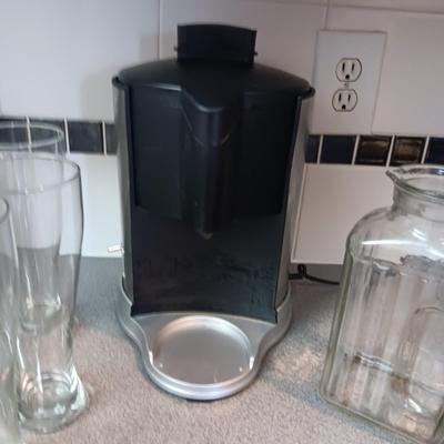 WARING PRO JUICE EXTRACTOR, 4 RALL BEER GLASSES AND A GLASS PITCHER