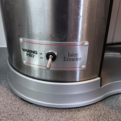 WARING PRO JUICE EXTRACTOR, 4 RALL BEER GLASSES AND A GLASS PITCHER