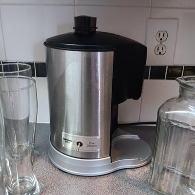 WARING PRO JUICE EXTRACTOR, 4 RALL BEER GLASSES AND A GLASS PITCHER