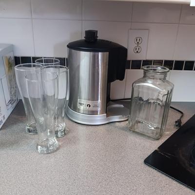 WARING PRO JUICE EXTRACTOR, 4 RALL BEER GLASSES AND A GLASS PITCHER