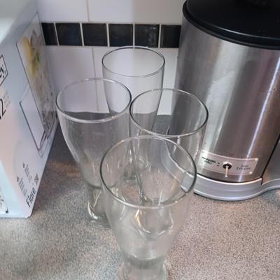 WARING PRO JUICE EXTRACTOR, 4 RALL BEER GLASSES AND A GLASS PITCHER