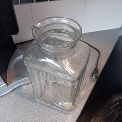 WARING PRO JUICE EXTRACTOR, 4 RALL BEER GLASSES AND A GLASS PITCHER