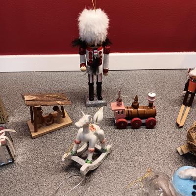 A COLLECTION OF CHRISTMAS ORNAMENTS