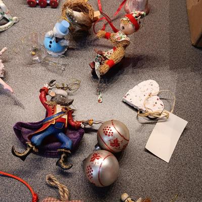 A COLLECTION OF CHRISTMAS ORNAMENTS