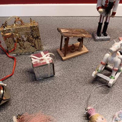 A COLLECTION OF CHRISTMAS ORNAMENTS