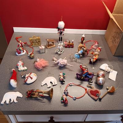 A COLLECTION OF CHRISTMAS ORNAMENTS