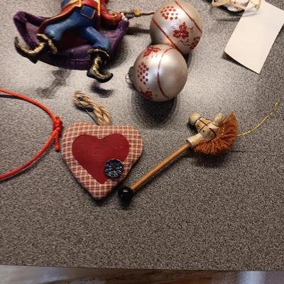 A COLLECTION OF CHRISTMAS ORNAMENTS