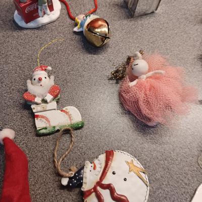 A COLLECTION OF CHRISTMAS ORNAMENTS