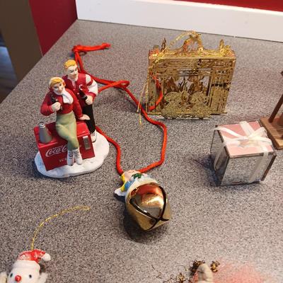 A COLLECTION OF CHRISTMAS ORNAMENTS