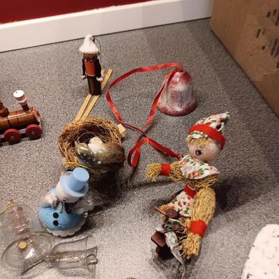 A COLLECTION OF CHRISTMAS ORNAMENTS