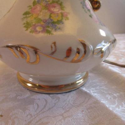 Porcelain lamp, has 3-way switch