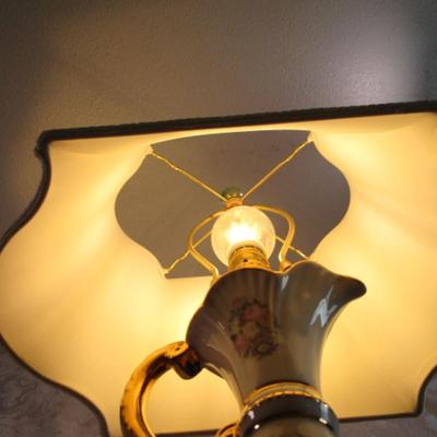 Porcelain lamp, has 3-way switch