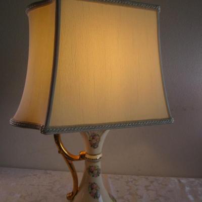 Porcelain lamp, has 3-way switch