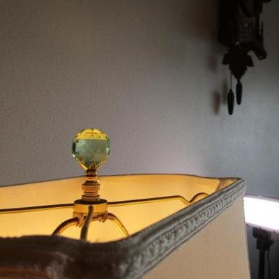 Porcelain lamp, has 3-way switch