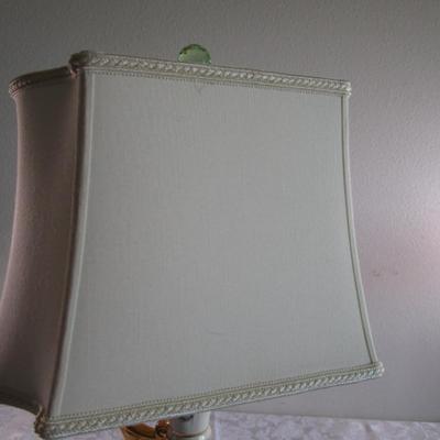 Porcelain lamp, has 3-way switch